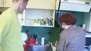 Έφηβες μαθήτριες κάνουν ένα πείραμα σε έναν κόκορα και τον βυθίζουν