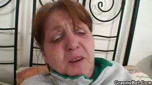 Η πανέμορφη τραχιά μιλφ Abby Adore αυνανίζεται και παίζει με το μουνί της