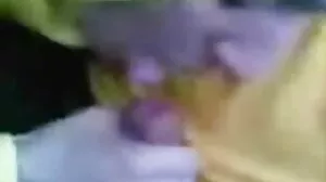 Το μικροσκοπικό ξανθό μωρό κάνει βόλτες και είναι χάλια