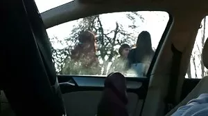 Οι σέξι καλύτεροι φίλοι ανταλλάσσουν τους πατριούς τους για να κερδίσουν χρήματα