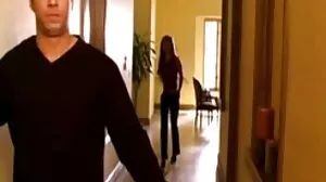 Busty κορίτσι γαμάει τον κώλο του με ένα strapon