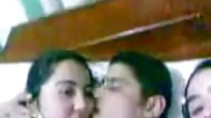 Horny busty έφηβος παίρνει ένα τεράστιο μαύρο κόκορα στο σφιχτό υγρό μουνί της