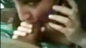 Η λεπτή TS καλλονή Casey Kisses βιδώνεται