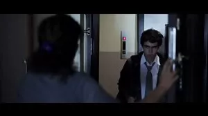 Η μικροσκοπική ξανθιά Cara Stone έχει βαθύ λαιμό έναν τεράστιο πούτσο