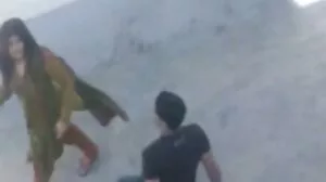 Ο γοητευτικός Ρώσος Σέιτζ κάνει κάτι