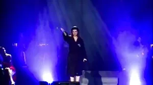 Teen les δάχτυλα στη βάρκα