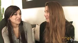 Ο MILF δείχνει στον θετό γιο και την κοπέλα του πώς να διασκεδάσουν