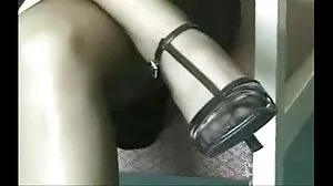 Η Kendra Lust επιστρέφει την εύνοια να γλείφει το μουνί και τον μαλάκα της Kristen Scotts