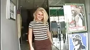 Η μικροσκοπική Cindy Starfall απλώνει το σφιχτό της ασιατικό μουνί