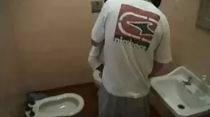 Γλωσσικός Ευρωπαίος έφηβος σκυμμένος