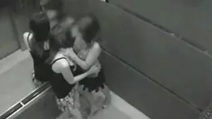 Ο νεαρός μαύρος φαρσέρ γαμάει τον μπούστο Μιλφ
