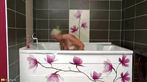Ρυμουλκό που αγαπά το bimbo ώριμο titfucks και δίνει handjob