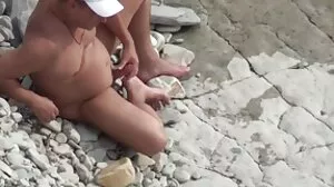 Μικροκαμωμένη άψογη ξανθιά κοπέλα μασάζ γροθιά στον κώλο