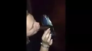 Ο Μπροκ ακουμπάει τη Χάιλι στον πάγκο της κουζίνας χτυπώντας την ενώ μαγείρευε