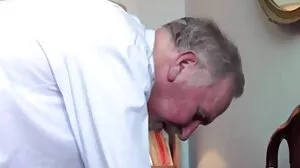 Σφιχτά εφήβων πρωκτικό σφυροκόπησε και cum facialed