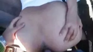 Η Betty boob ξανθιά φίλη στον σκυλάκι καναπέ χτυπά με μυώδη άντρα